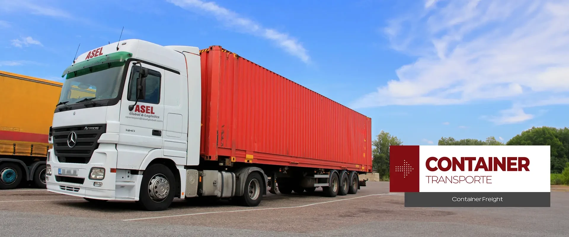 Ein großer Lastwagen mit einem roten Anhänger, auf dem ein Bild mit der Aufschrift Containertransport steht