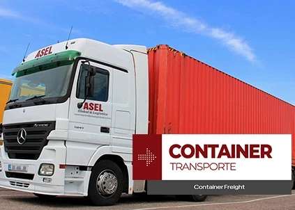 Ein großer Lastwagen mit einem roten Anhänger, auf dem ein Bild mit der Aufschrift Containertransport steht