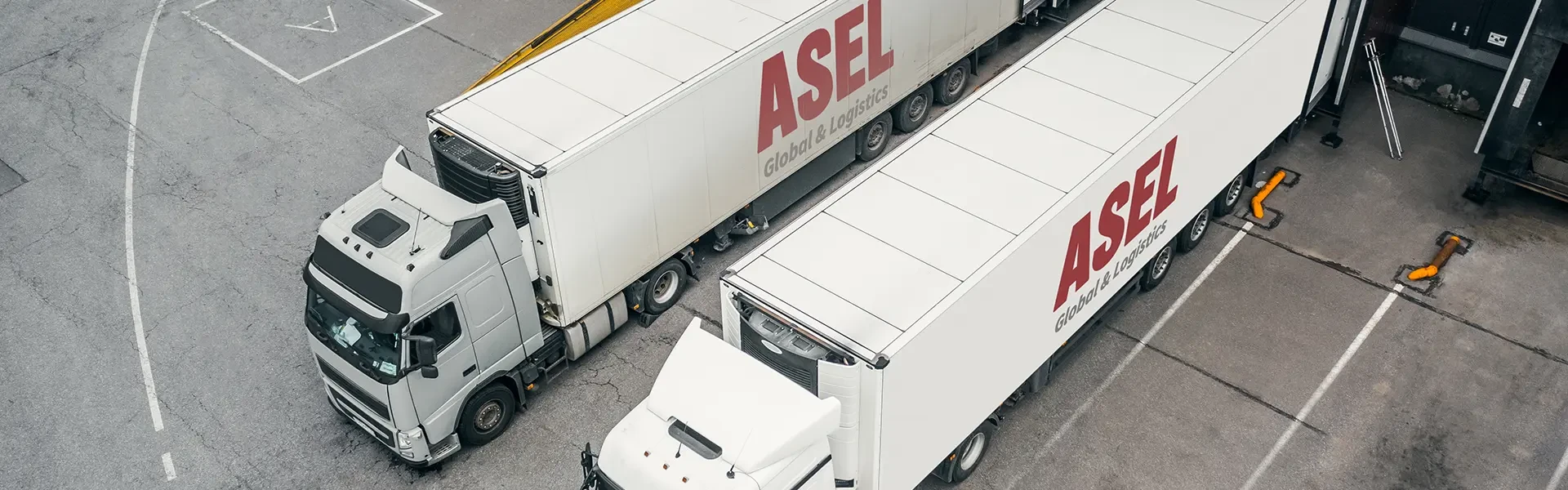 Asel Global yazılı iki tır, karayolu taşımacılığını temsil ediyor.