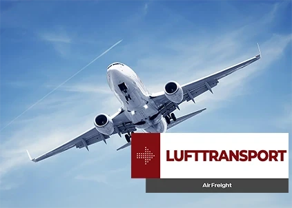 Ein großer Passagierjet fliegt am blauen Himmel