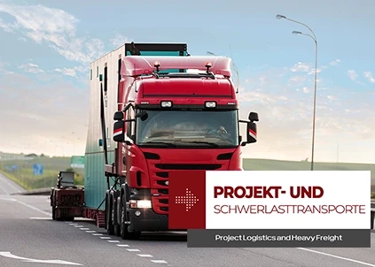 Ein roter Lastwagen fährt auf der Autobahn mit einem Tieflader, auf dem "Projekt- und Schwerlasttransport" steht
