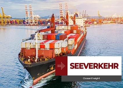 In der Mitte des Meeres befindet sich ein großer Containerfrachter mit der Aufschrift "Seetransport"