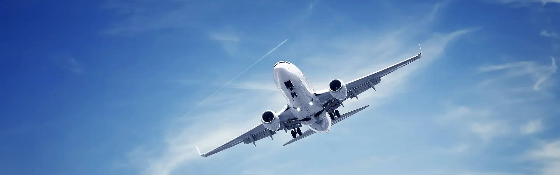 Un grand avion de ligne naviguant dans le ciel bleu