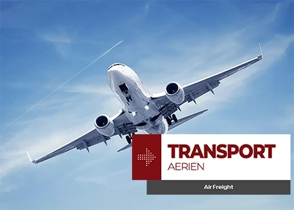 Un grand avion de ligne naviguant dans le ciel bleu